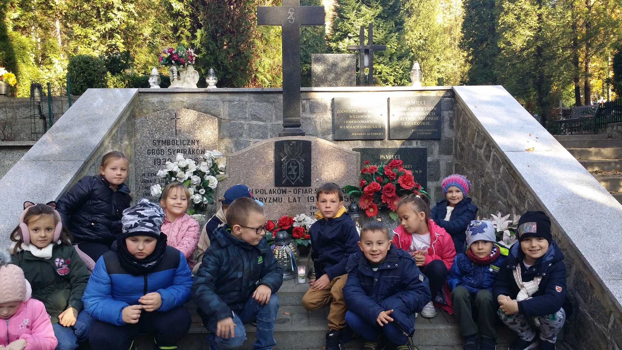 uczniowie-7-odwiedzili-mogiy-bohaterow-100708