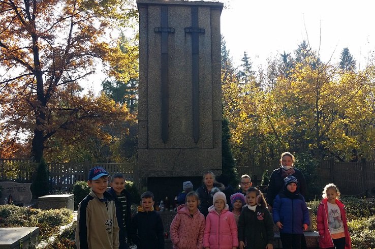 uczniowie-7-odwiedzili-mogiy-bohaterow-100708