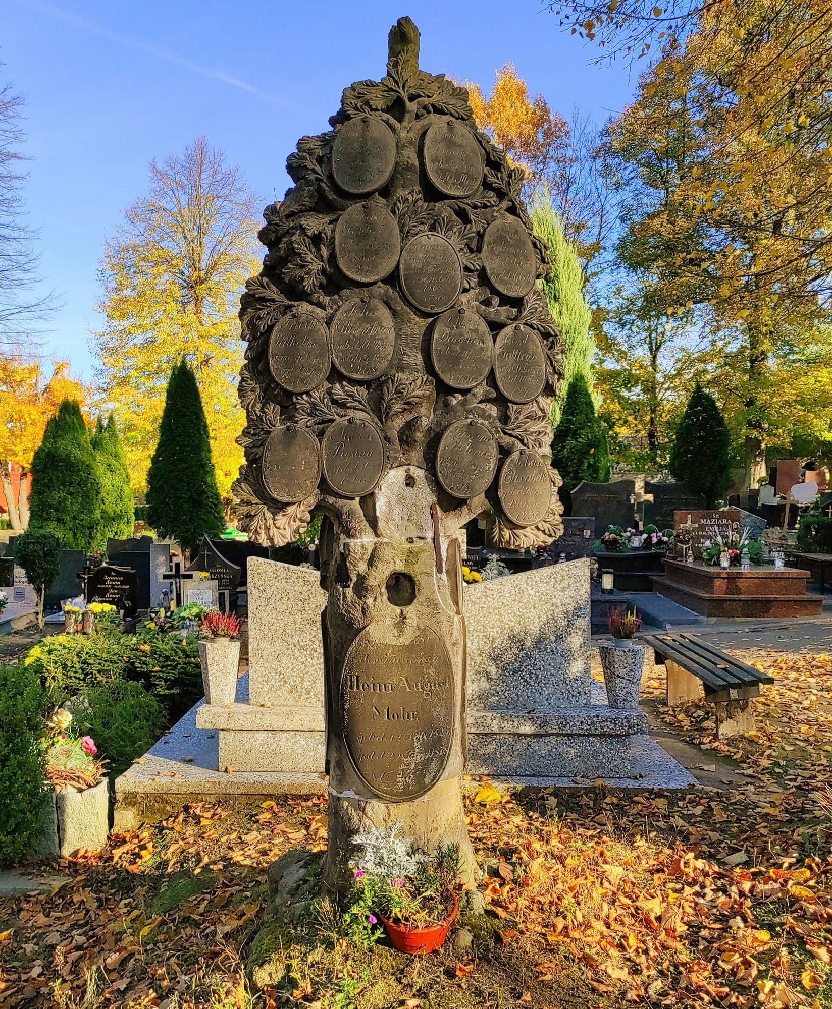 niezwyky-grobowiec-100748