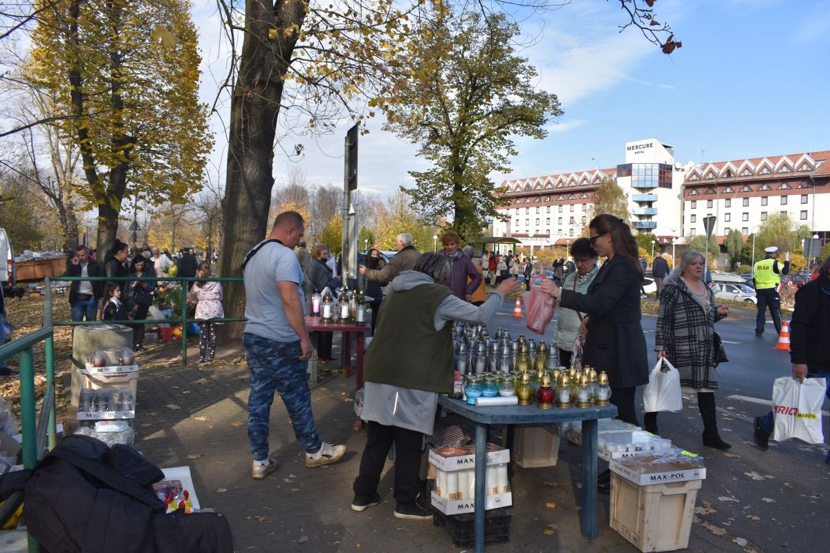 jeleniogorzanie-odwiedzali-cmentarze-100753