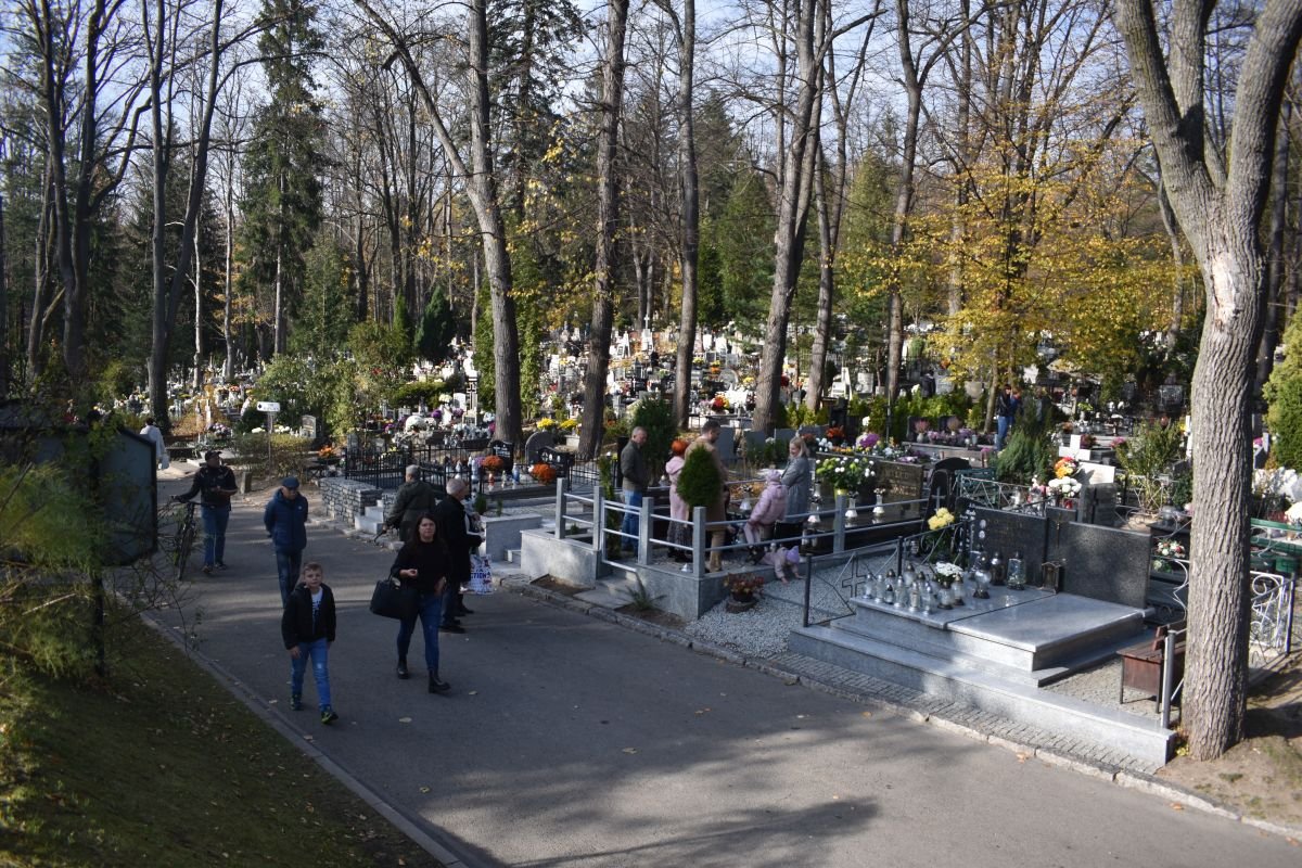 jeleniogorzanie-odwiedzali-cmentarze-100753