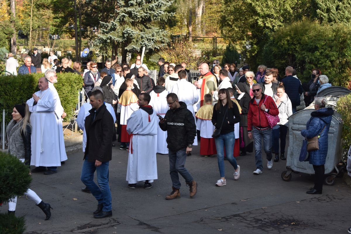 jeleniogorzanie-odwiedzali-cmentarze-100753