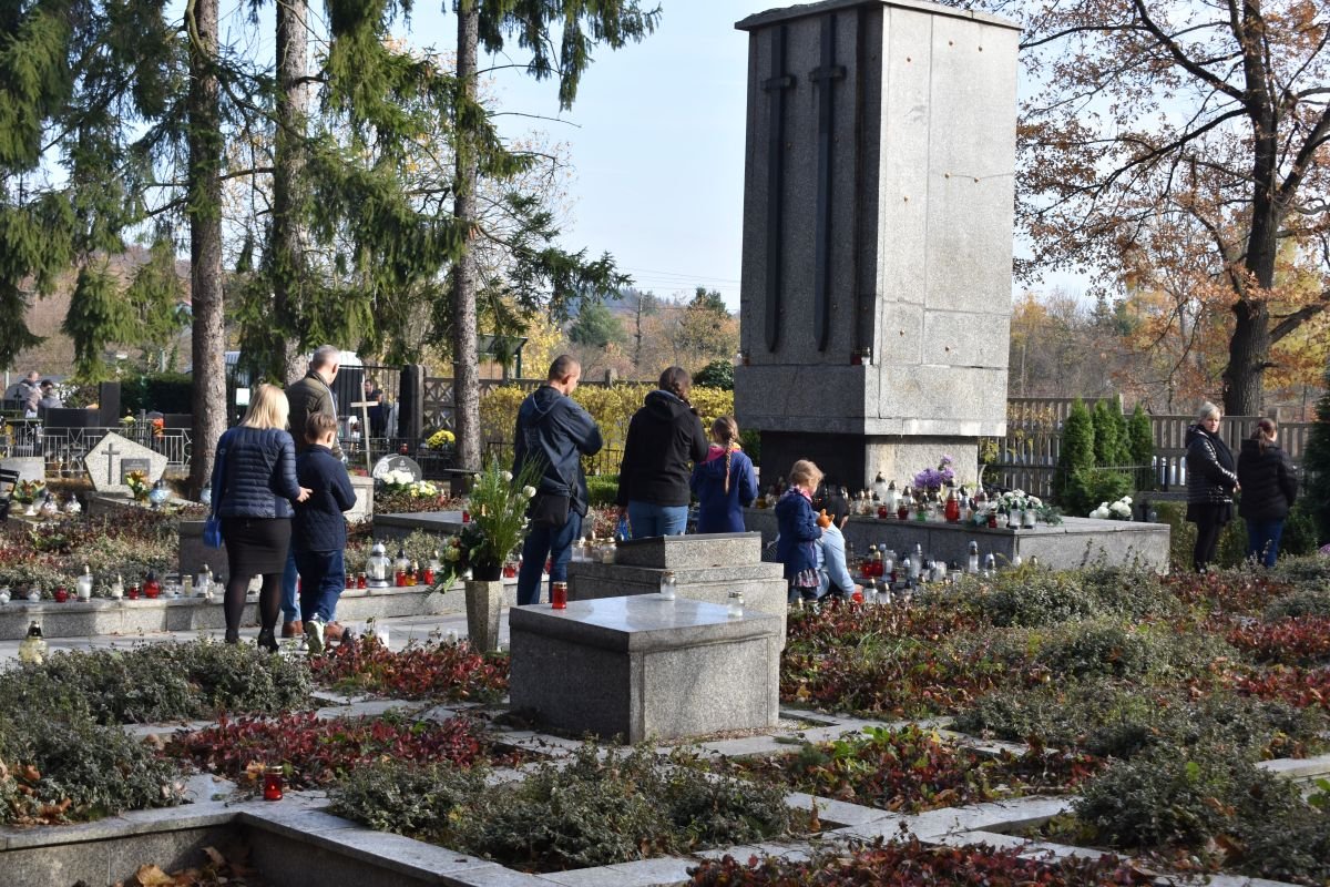 jeleniogorzanie-odwiedzali-cmentarze-100753