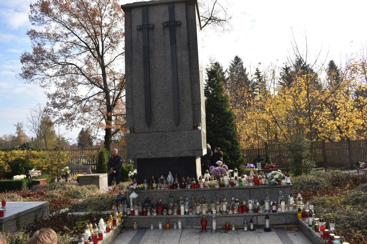 jeleniogorzanie-odwiedzali-cmentarze-100753