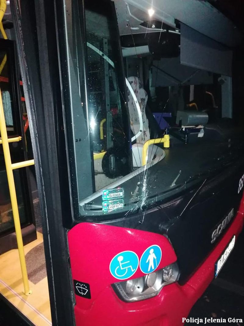 wandal-wybi-szybe-w-autobusie-100767