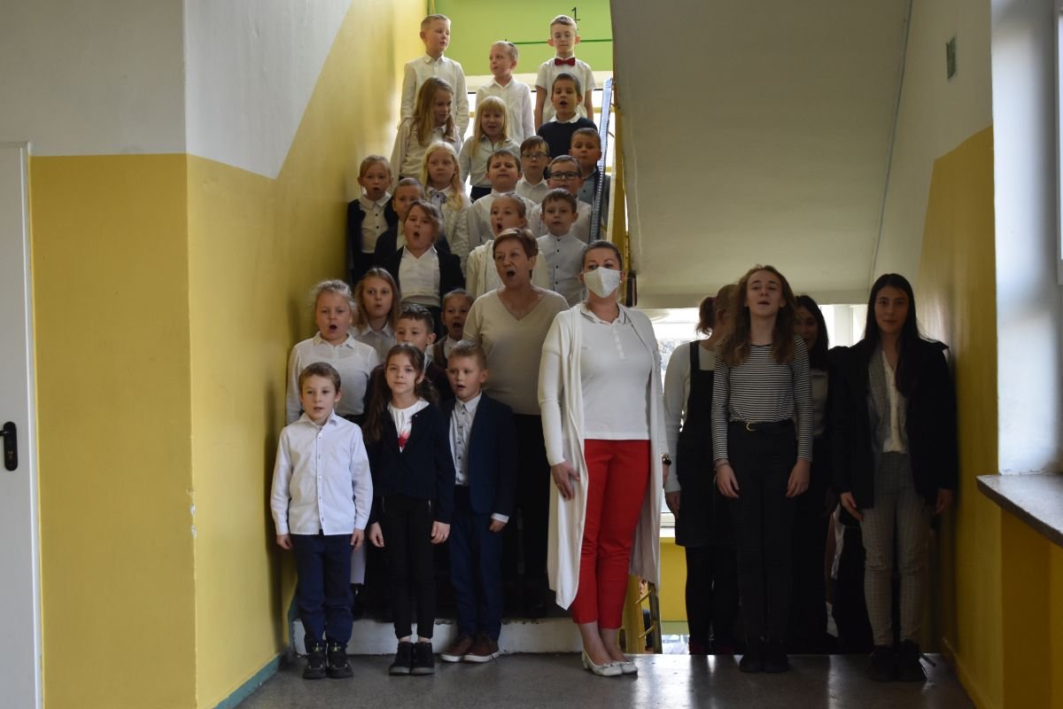 hymn-dla-niepodlegej-100983