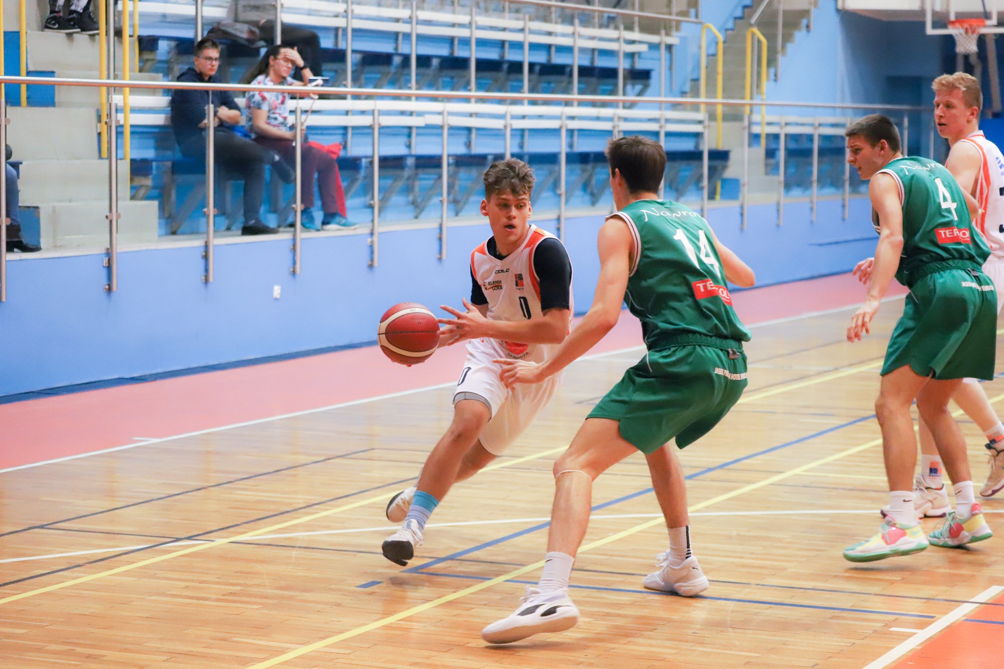 w-starciu-z-mistrzami-do-przerwy-niezle-101511
