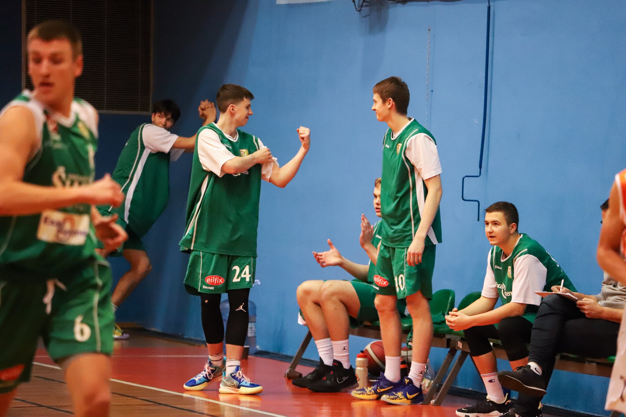 w-starciu-z-mistrzami-do-przerwy-niezle-101511