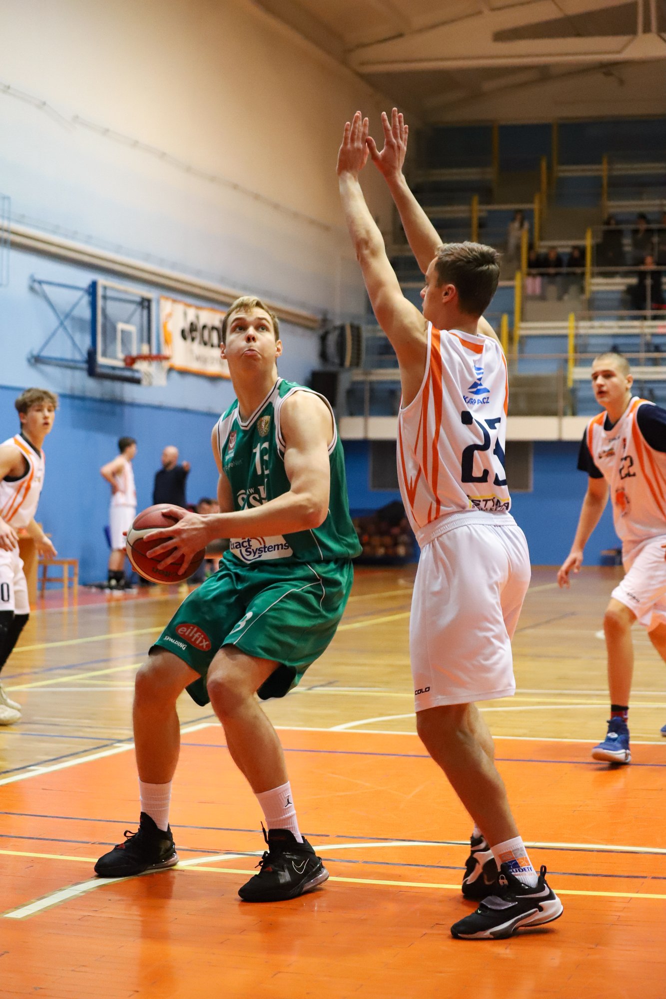 w-starciu-z-mistrzami-do-przerwy-niezle-101511