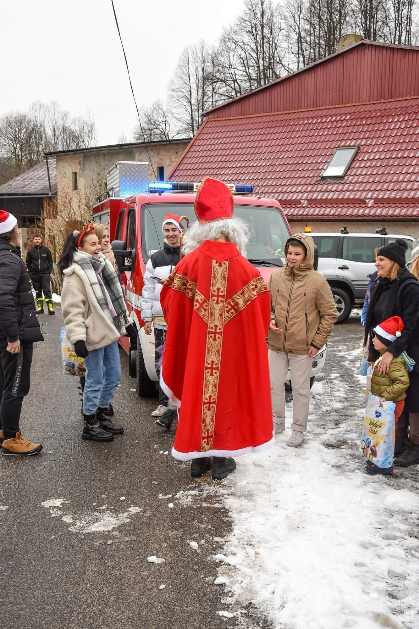 paczki-swiateczne-dla-dzieci-i-seniorow-101666
