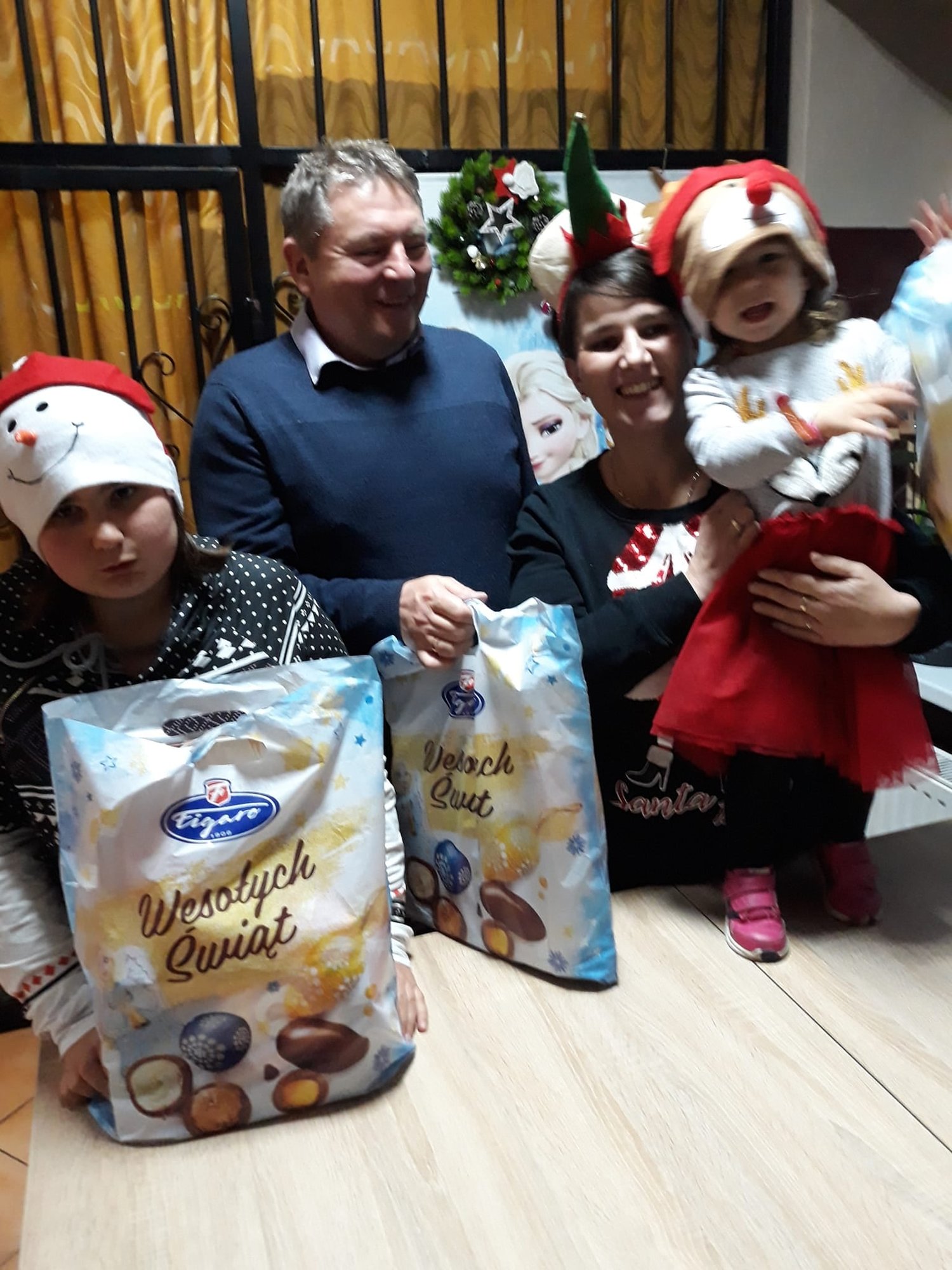 paczki-swiateczne-dla-dzieci-i-seniorow-101666
