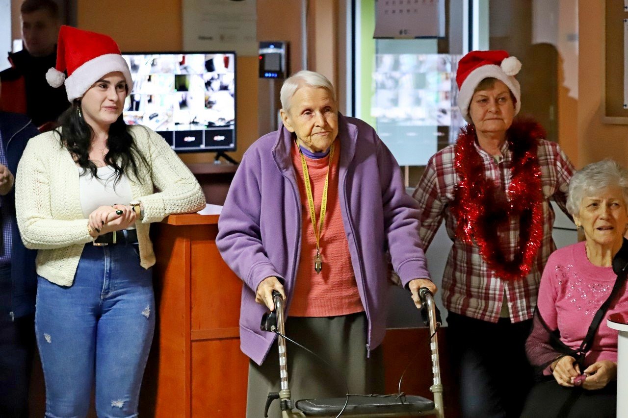 seniorzy-z-pogodnej-jesieni-obdarowani-102021