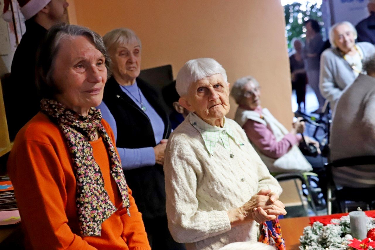 seniorzy-z-pogodnej-jesieni-obdarowani-102021