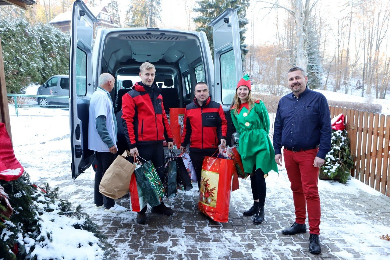 prezenty-trafiy-do-dps-sosnowka-102022