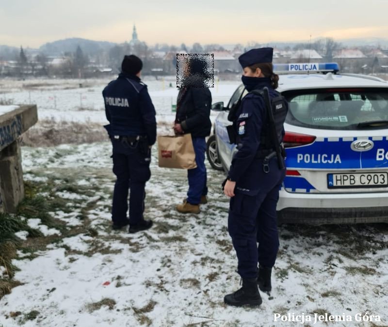 policjanci-podarowali-bezdomnym-ciepa-odziez-102033