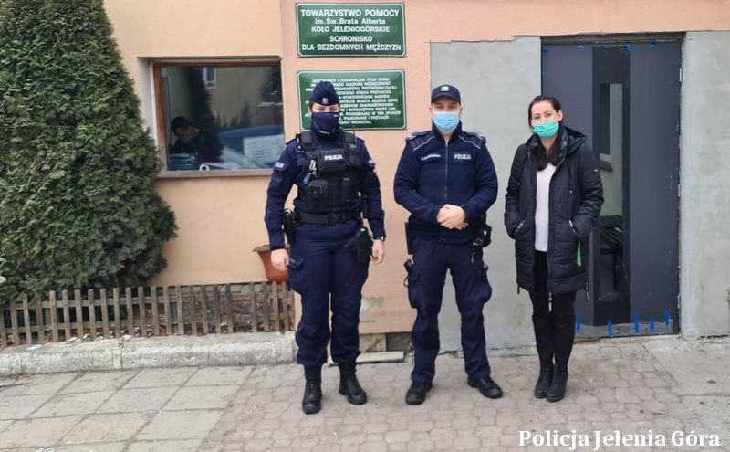 policjanci-podarowali-bezdomnym-ciepa-odziez-102033