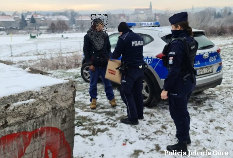 policjanci-podarowali-bezdomnym-ciepa-odziez-102033