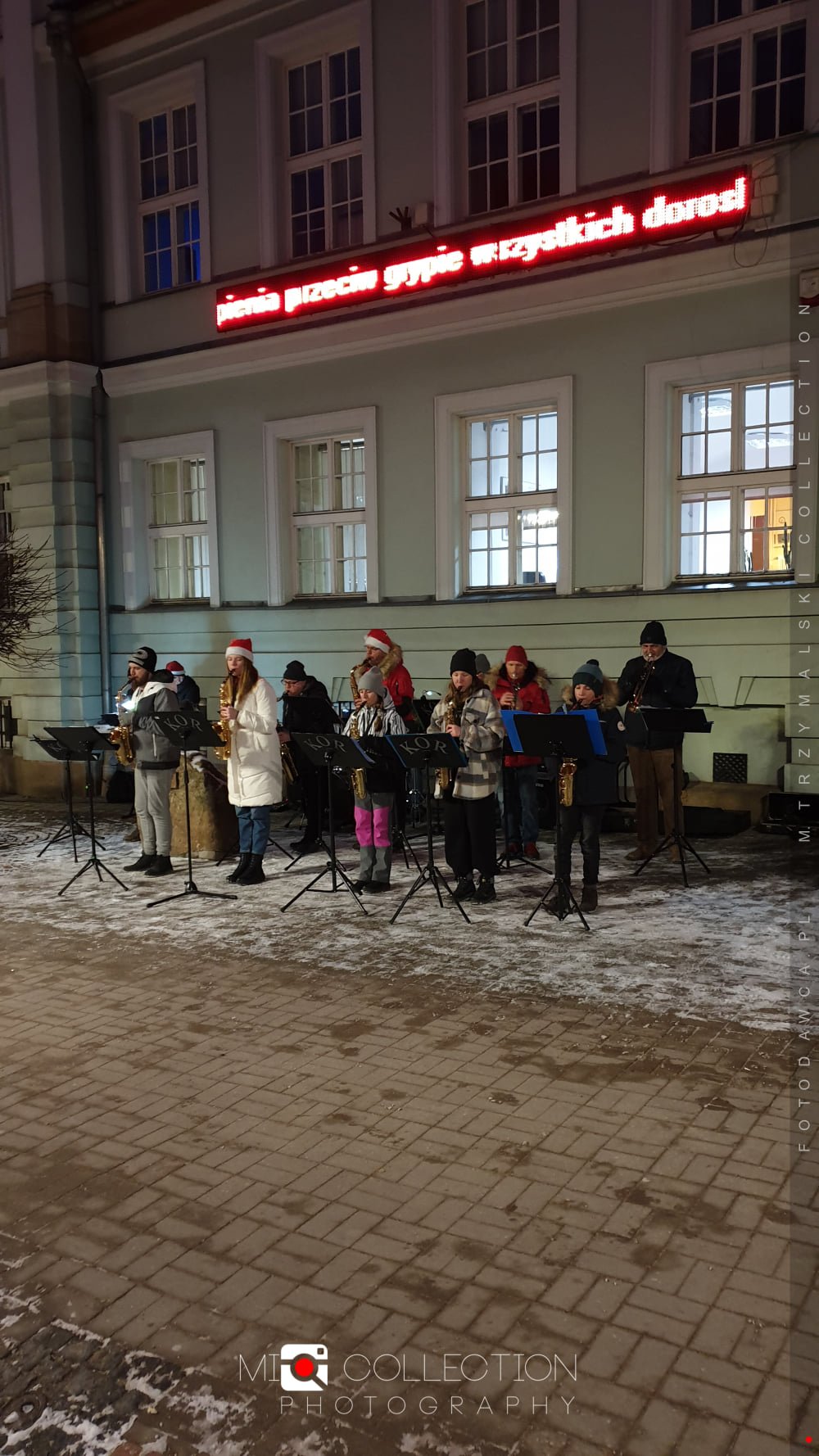 swiateczny-koncert-przy-schodach-ratusza-102067
