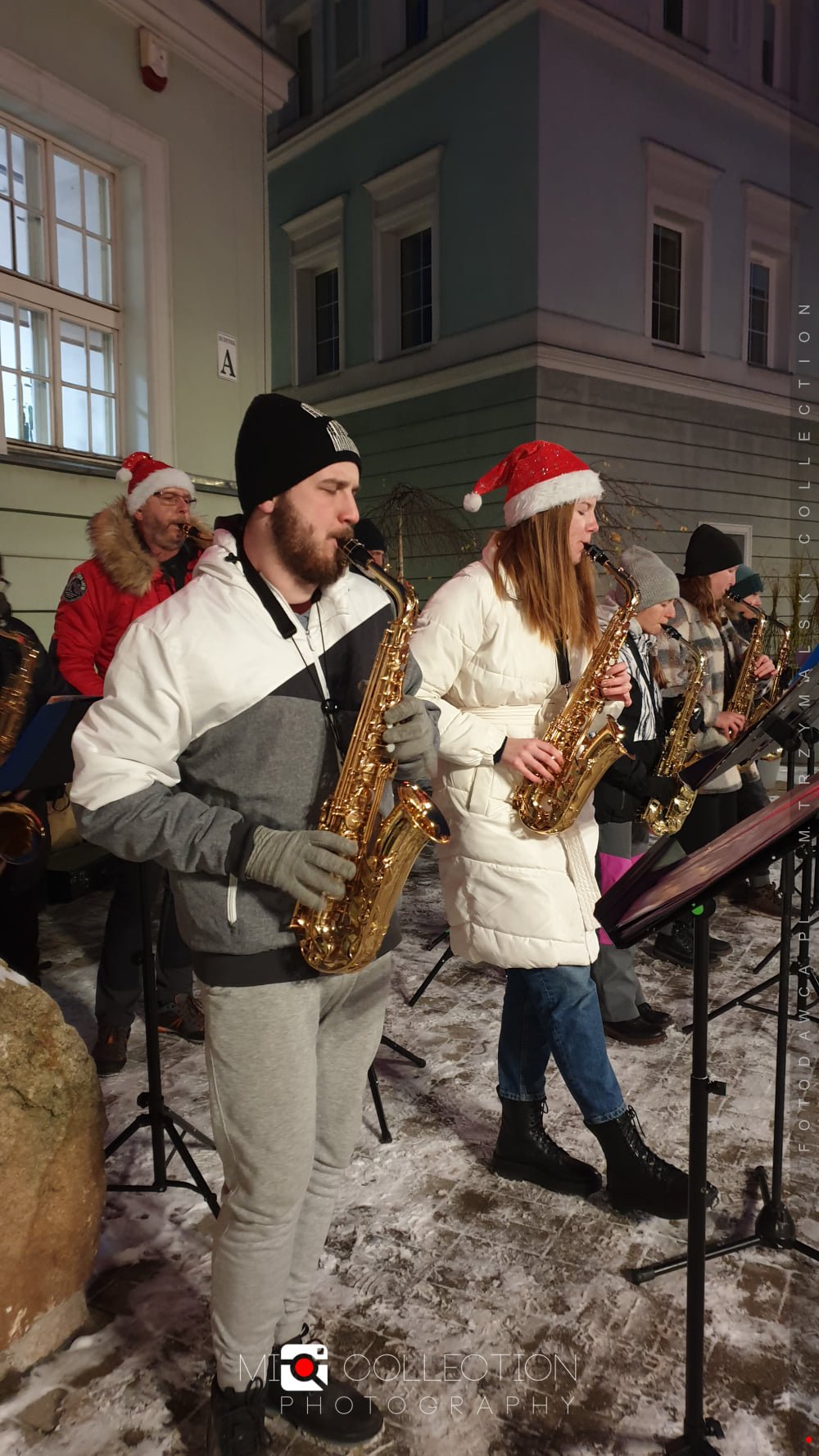 swiateczny-koncert-przy-schodach-ratusza-102067