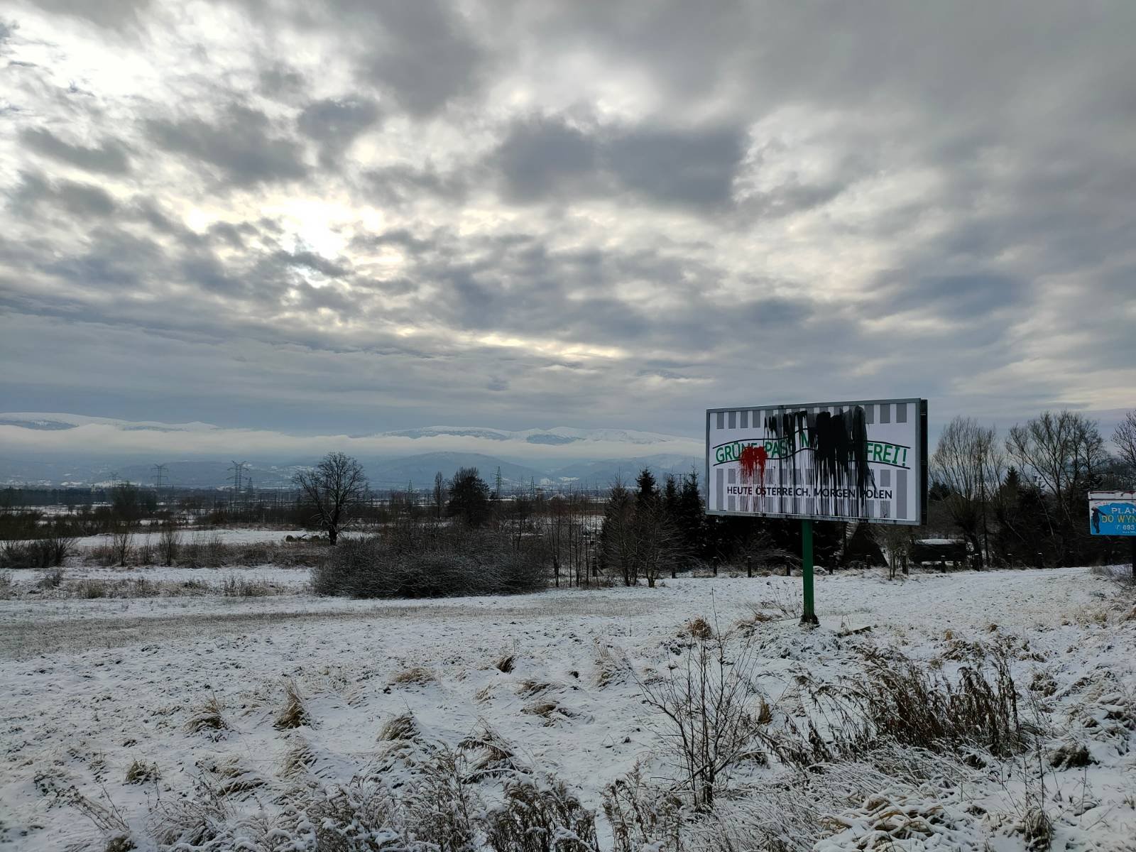 zniszczony-billboard-budzacy-kontrowersje-102078