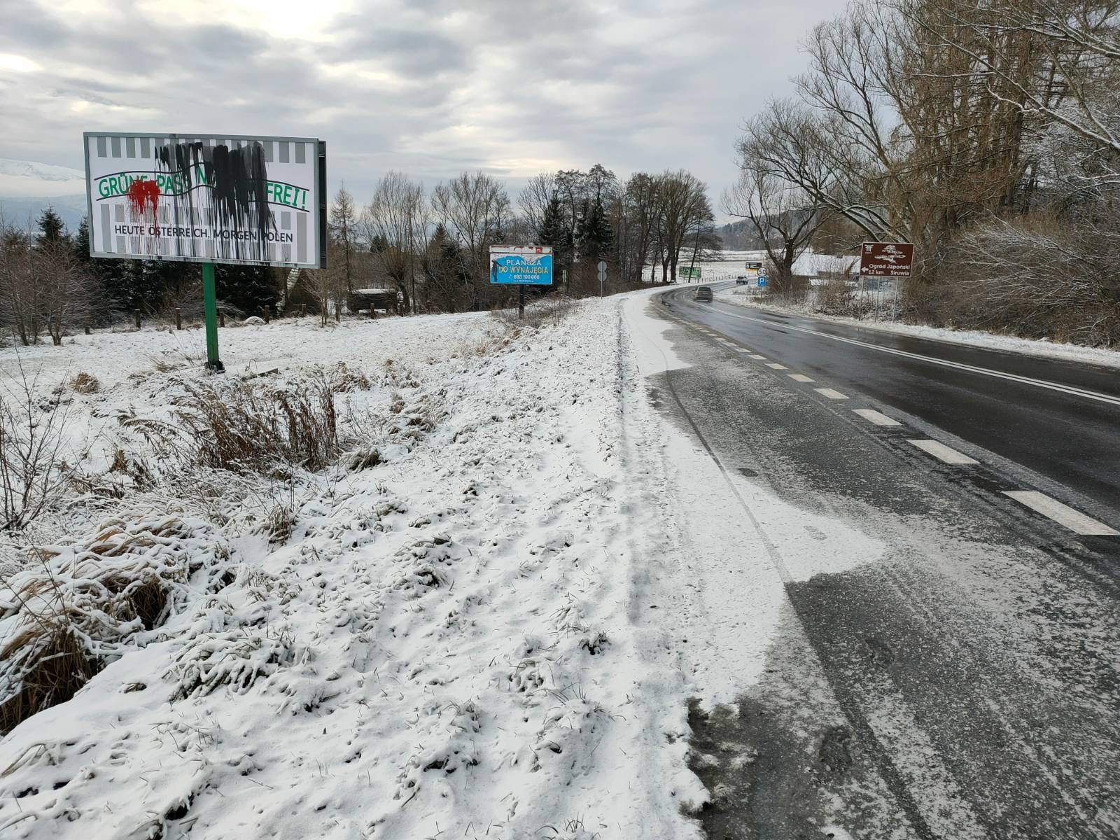 zniszczony-billboard-budzacy-kontrowersje-102078