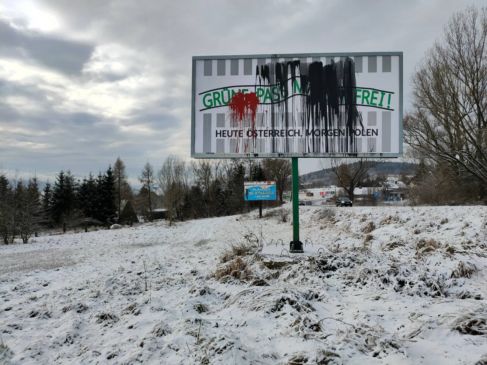 zniszczony-billboard-budzacy-kontrowersje-102078