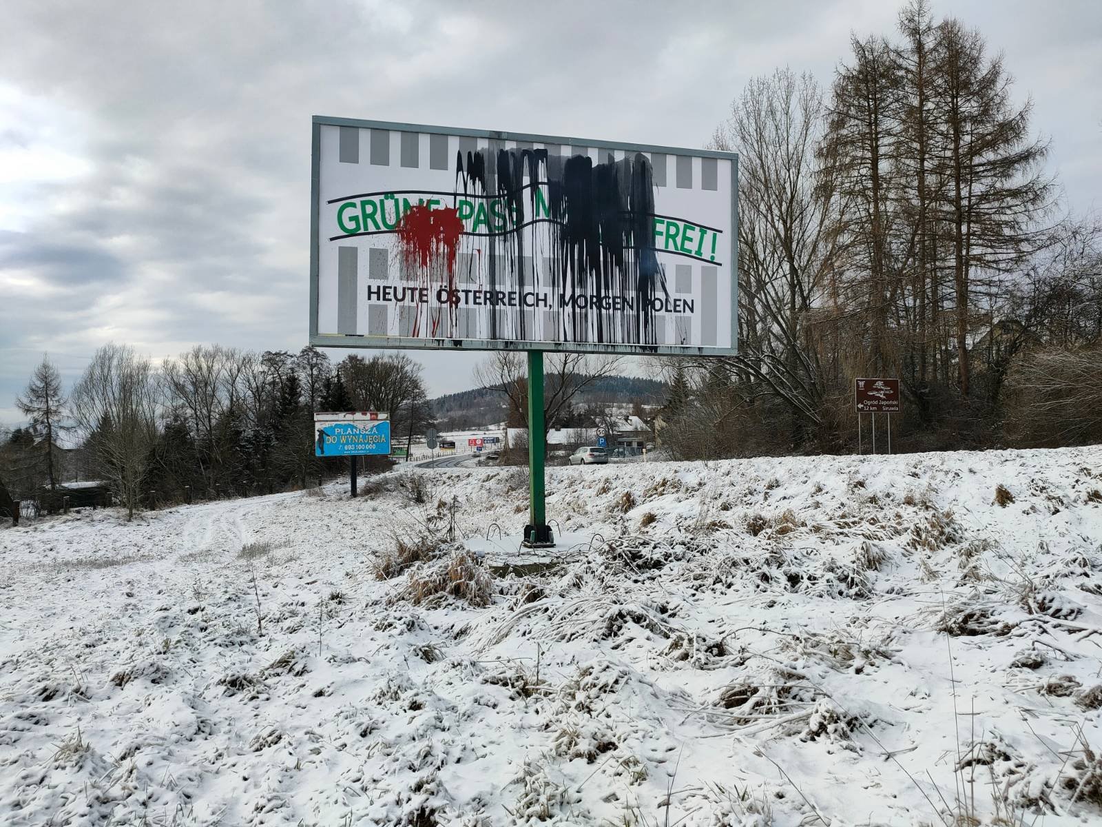 zniszczony-billboard-budzacy-kontrowersje-102078