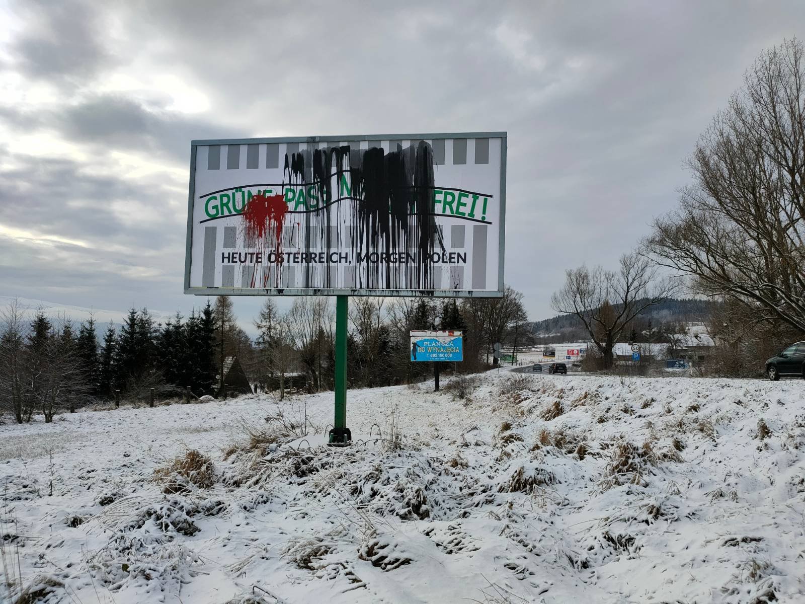 zniszczony-billboard-budzacy-kontrowersje-102078