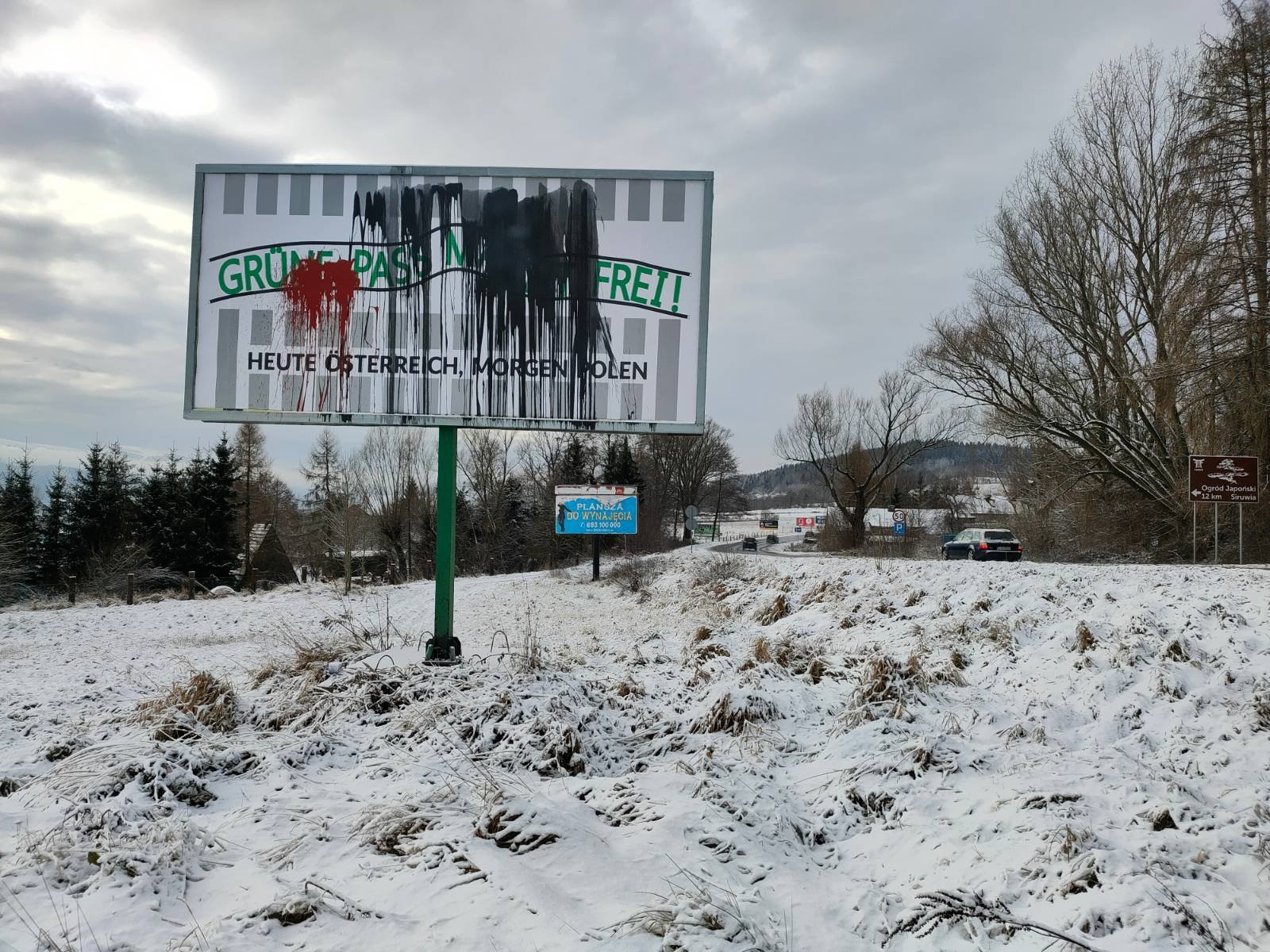 zniszczony-billboard-budzacy-kontrowersje-102078