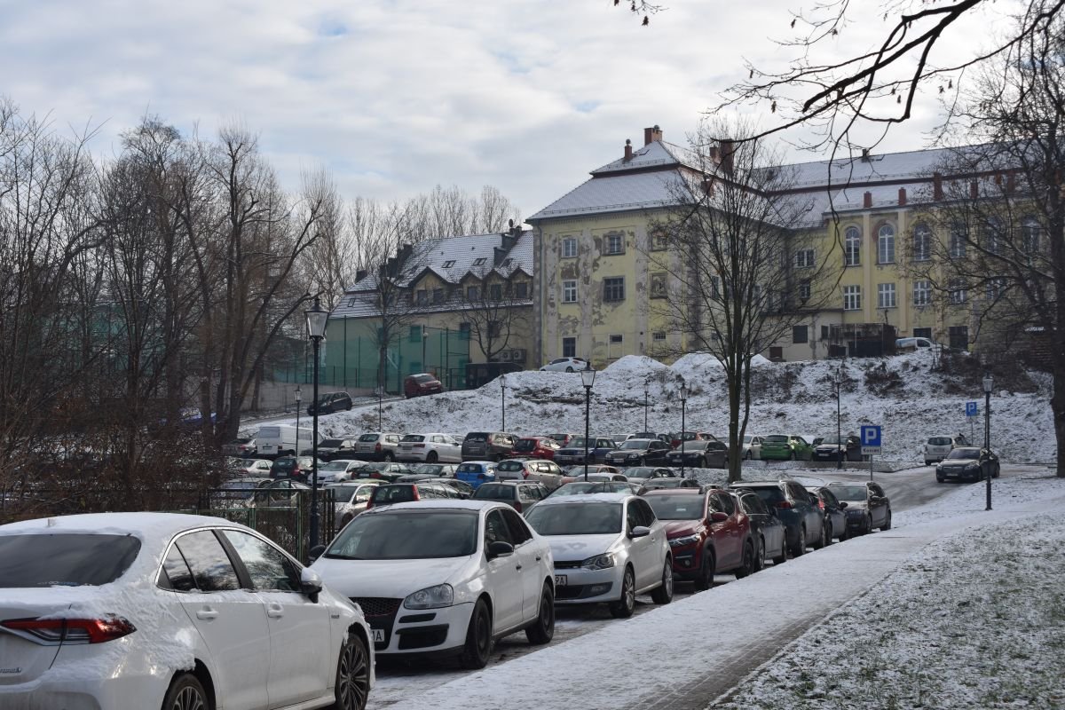 czytelniczka-lod-i-brud-na-parkingu-102104