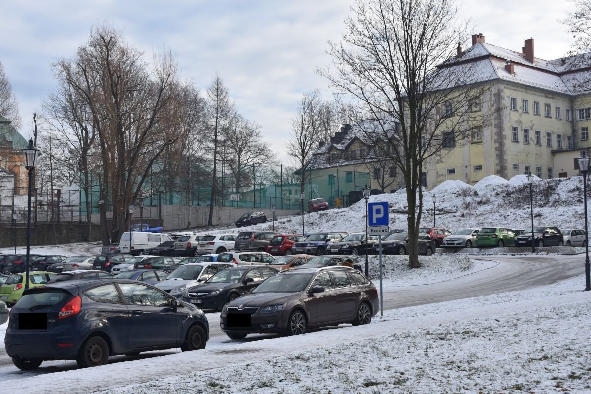 czytelniczka-lod-i-brud-na-parkingu-102104
