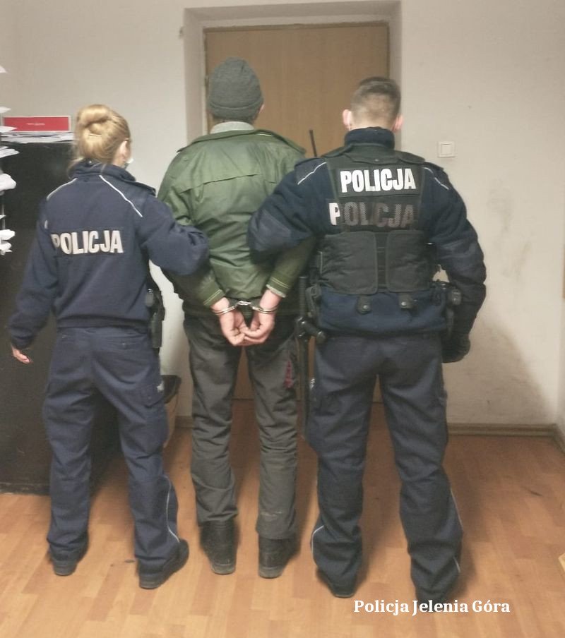 pijany-probowa-wreczyc-apowke-mundurowym-102197