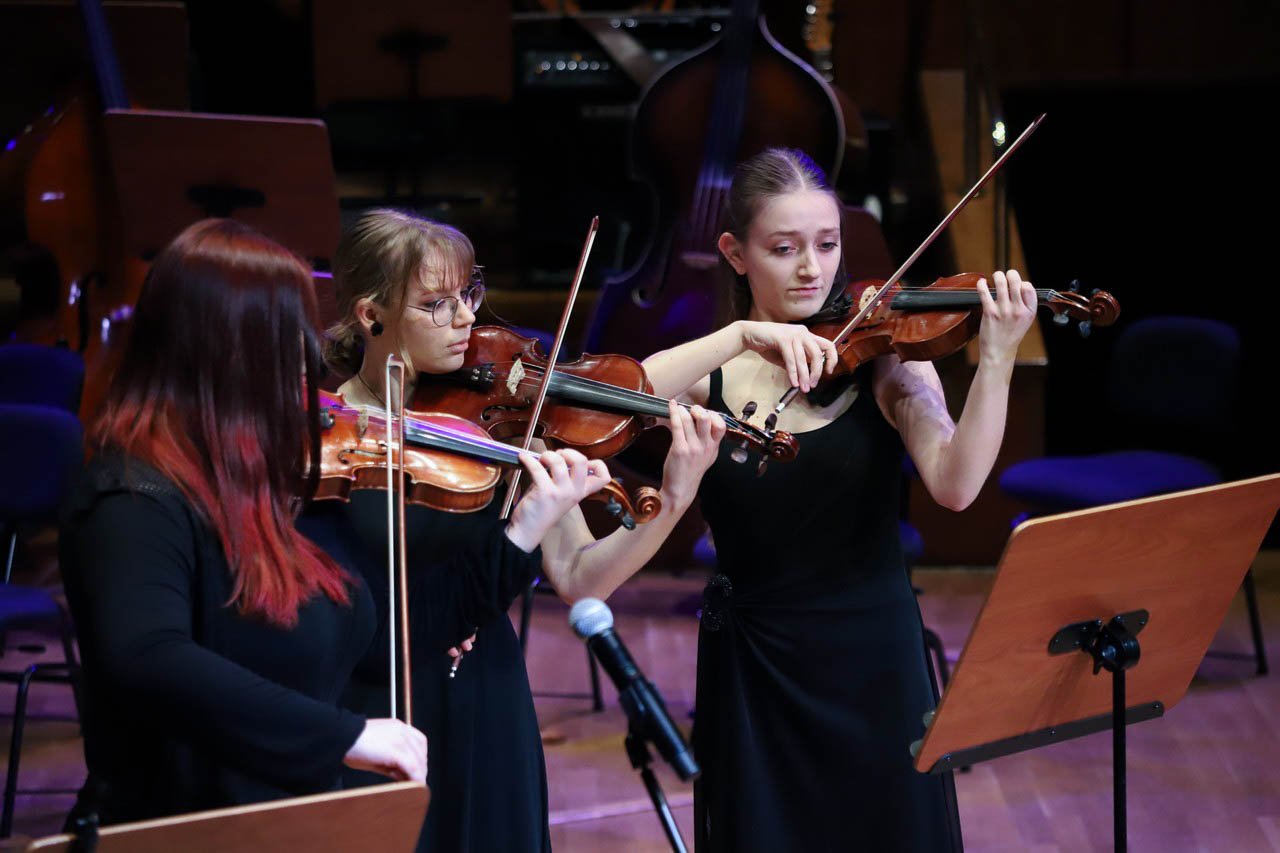 swiateczny-koncert-uczniow-szkoy-muzycznej-102525