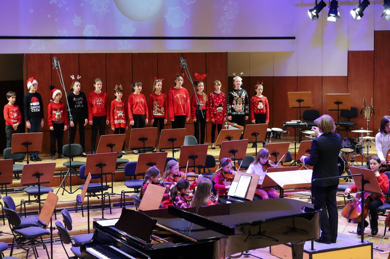 swiateczny-koncert-uczniow-szkoy-muzycznej-102525