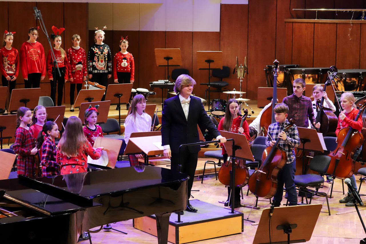 swiateczny-koncert-uczniow-szkoy-muzycznej-102525