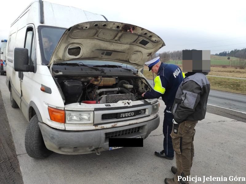 policjanci-drogowki-sprawdzali-stan-pojazdow-102554