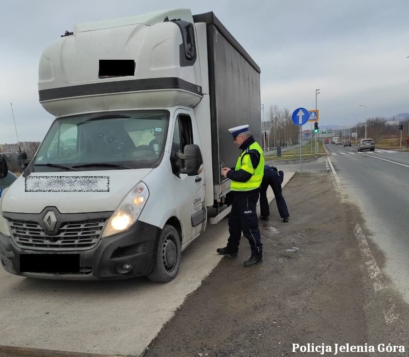 policjanci-drogowki-sprawdzali-stan-pojazdow-102554