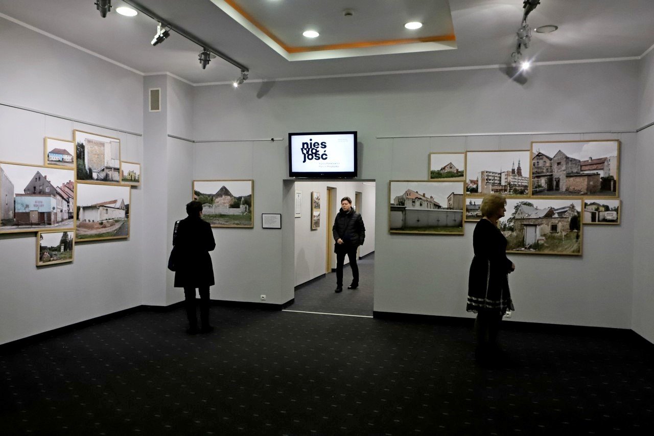 nieswojosc-w-galerii-korytarz-102592