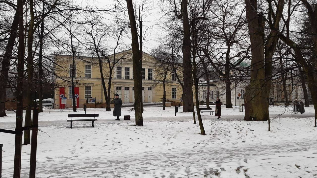 swastyki-w-parku-zdrojowym-102712