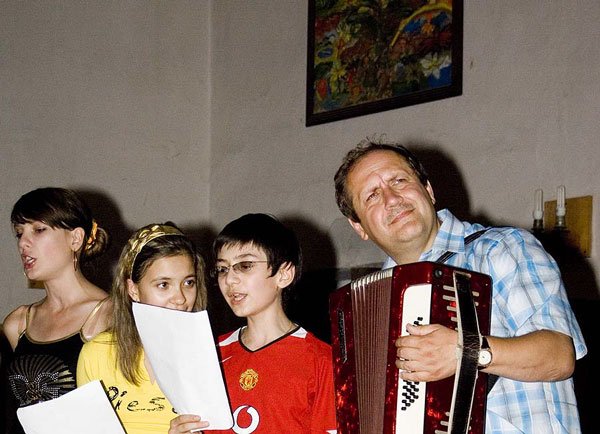 Goście z Ukrainy podczas pobytu w Jeleniej Górze. Na akordeonie przygrywa Mariusz Mieszkowski, nauczyciel i opiekun chóru ze Szkoły Podstawowej nr 11.