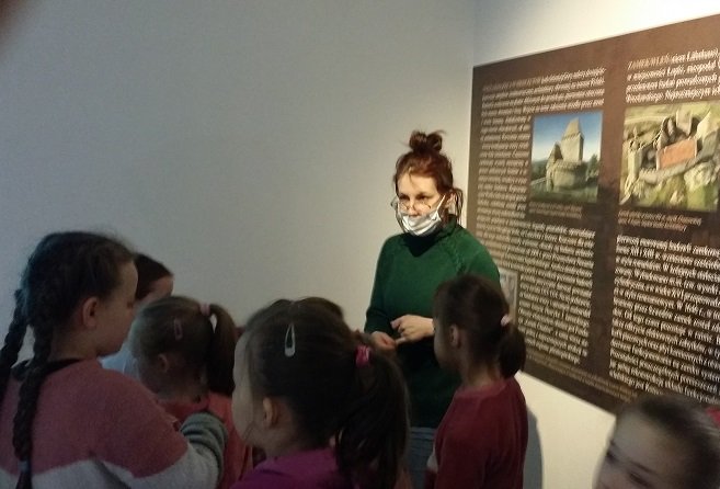 sredniowiecze-na-kaflach-w-muzeum-karkonoskim-103688