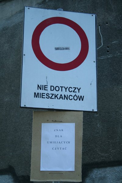 Takie znaki są nie tylko przy ulicy Sudeckiej.