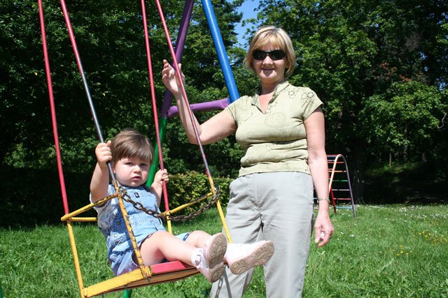 – Park na Wzgórzu Kościuszki jest zadbany – mówi Dorota Kowalik. Na zdjęciu z córeczką Agnieszką.