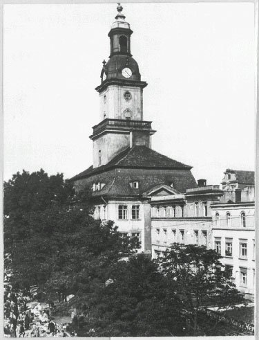 Jeleniogórski ratusz, odbudowany przez Fryderyka III „prawdziwego ojca naszej ojczyzny”.