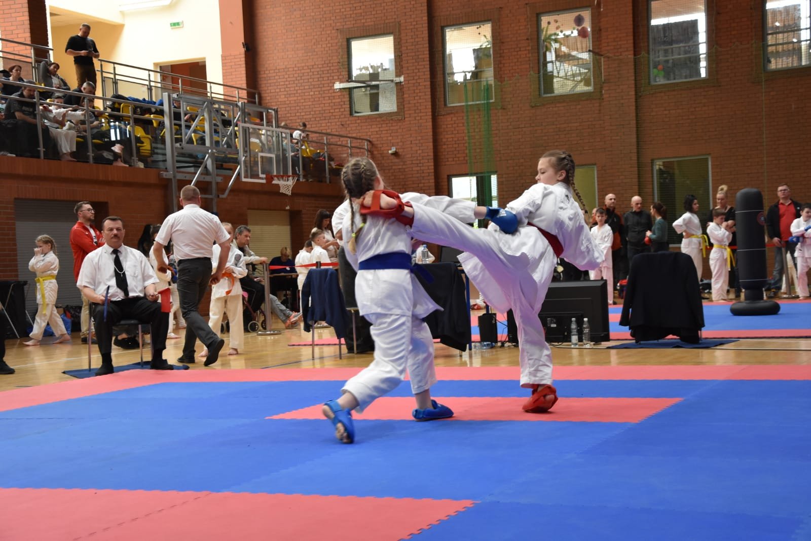 siegneli-po-10-medali-podczas-turnieju-karate-wkf-104129