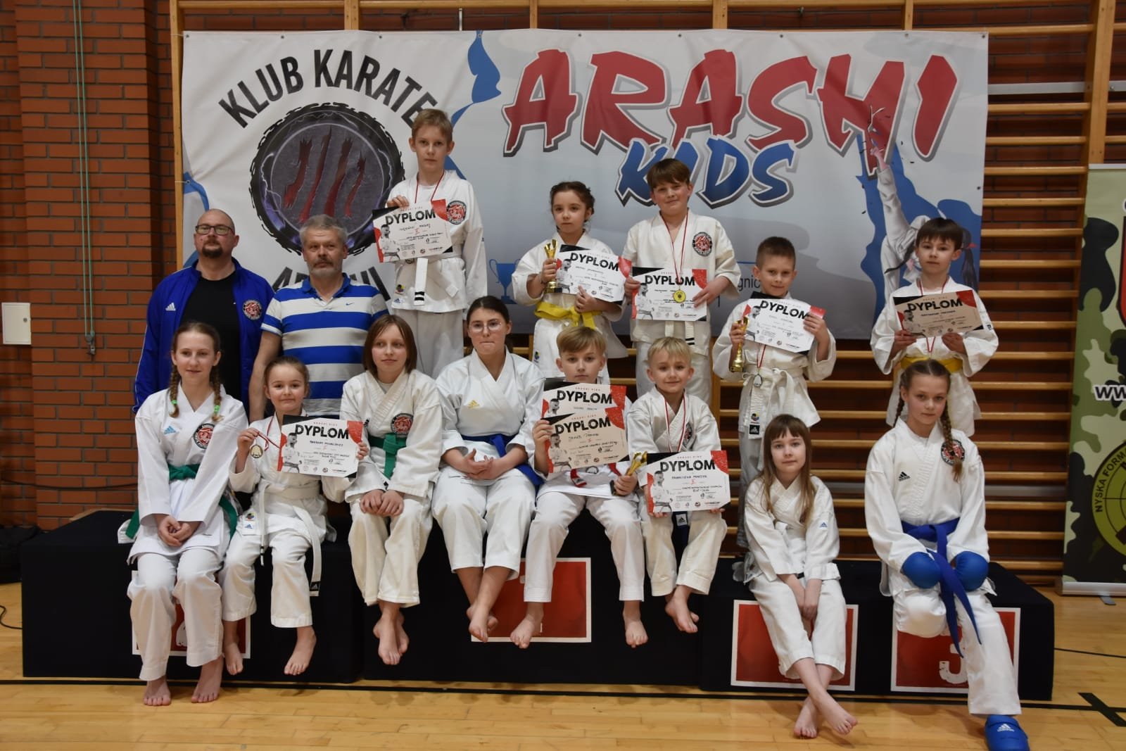 siegneli-po-10-medali-podczas-turnieju-karate-wkf-104129