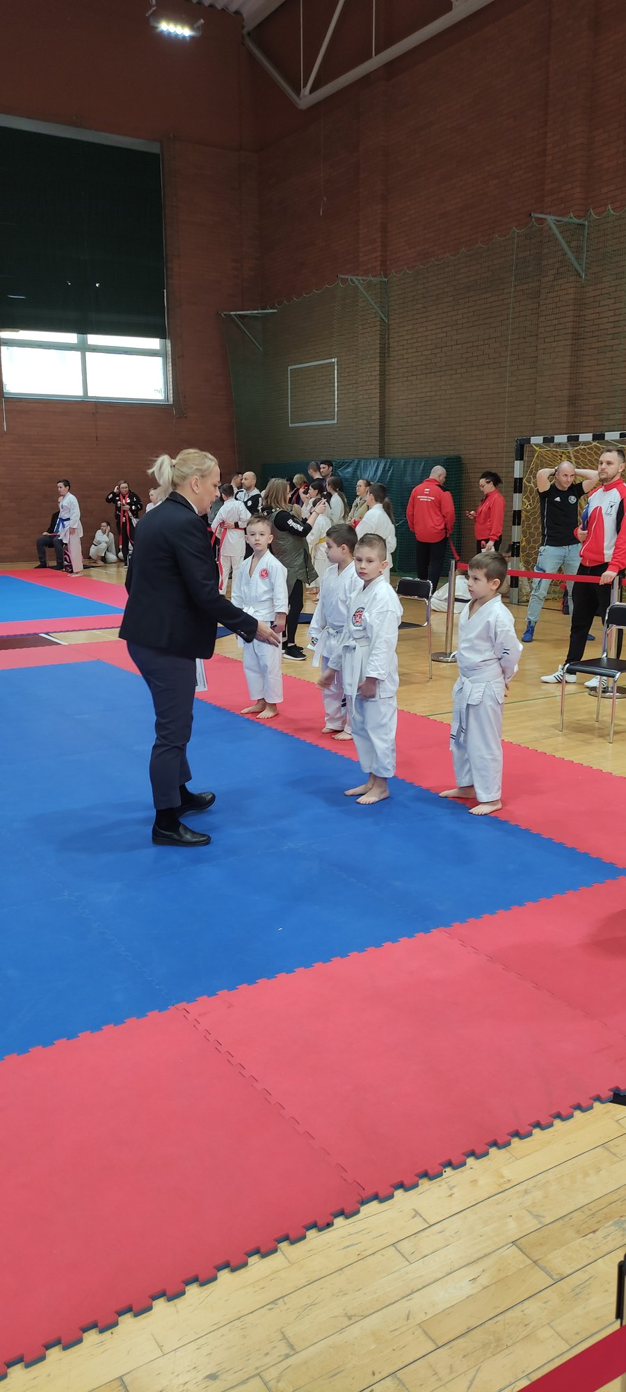 siegneli-po-10-medali-podczas-turnieju-karate-wkf-104129