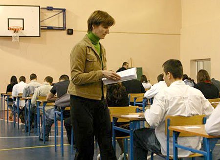 Egzaminowanych czeka drobiazgowa kontrola przed wejściem na salę.