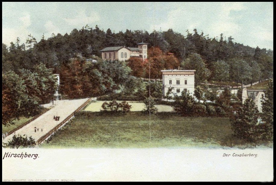 To samo miejsce widziane od strony Promenadenweg. Na pierwszym planie puste miejsce, na którym w 1914 roku wyrośnie dzisiejsze Muzeum Karkonoskie, siedziba Riesengebirges-Vereins. Wówczas też ulica zostanie nazwana Muzeu