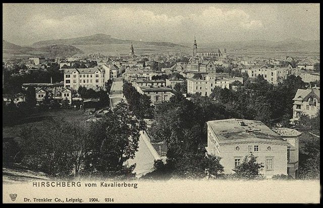 Kolejny widok Jeleniej Góry ze wzgórza. Jeszcze bez muzeum. W latach 90-tych minionego stulecia po prawej stronie powstanie gmach prokuratury okręgowej.